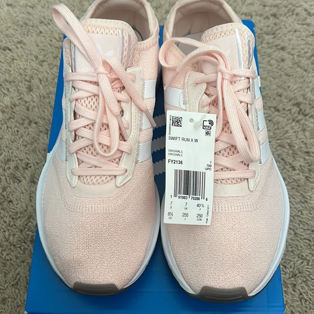 NEW WITH TAGS ADIDAS SWIFT RUN SNEAKER - Picture 2 of 4
